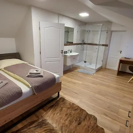 Mária B *